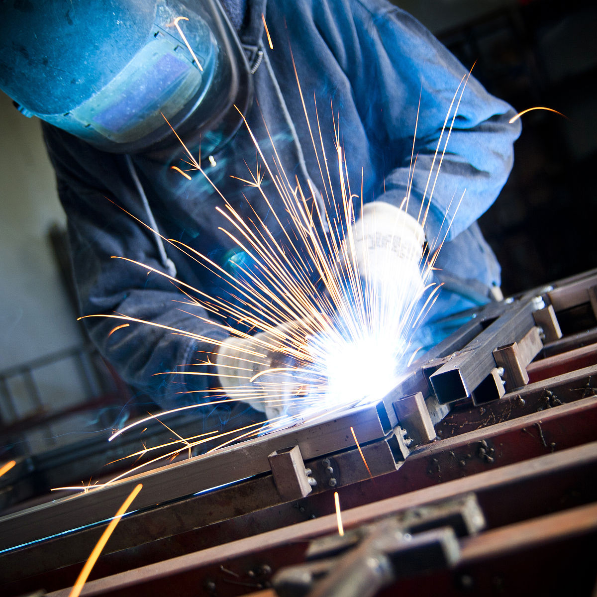  p>很多的电焊工作者和观看电焊的人,在没有正确安全防护电焊进行时