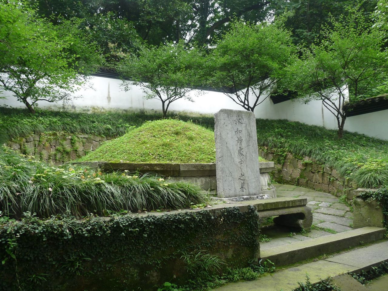 一山指墓律,孤山景区的名胜古迹多达30多处,沿