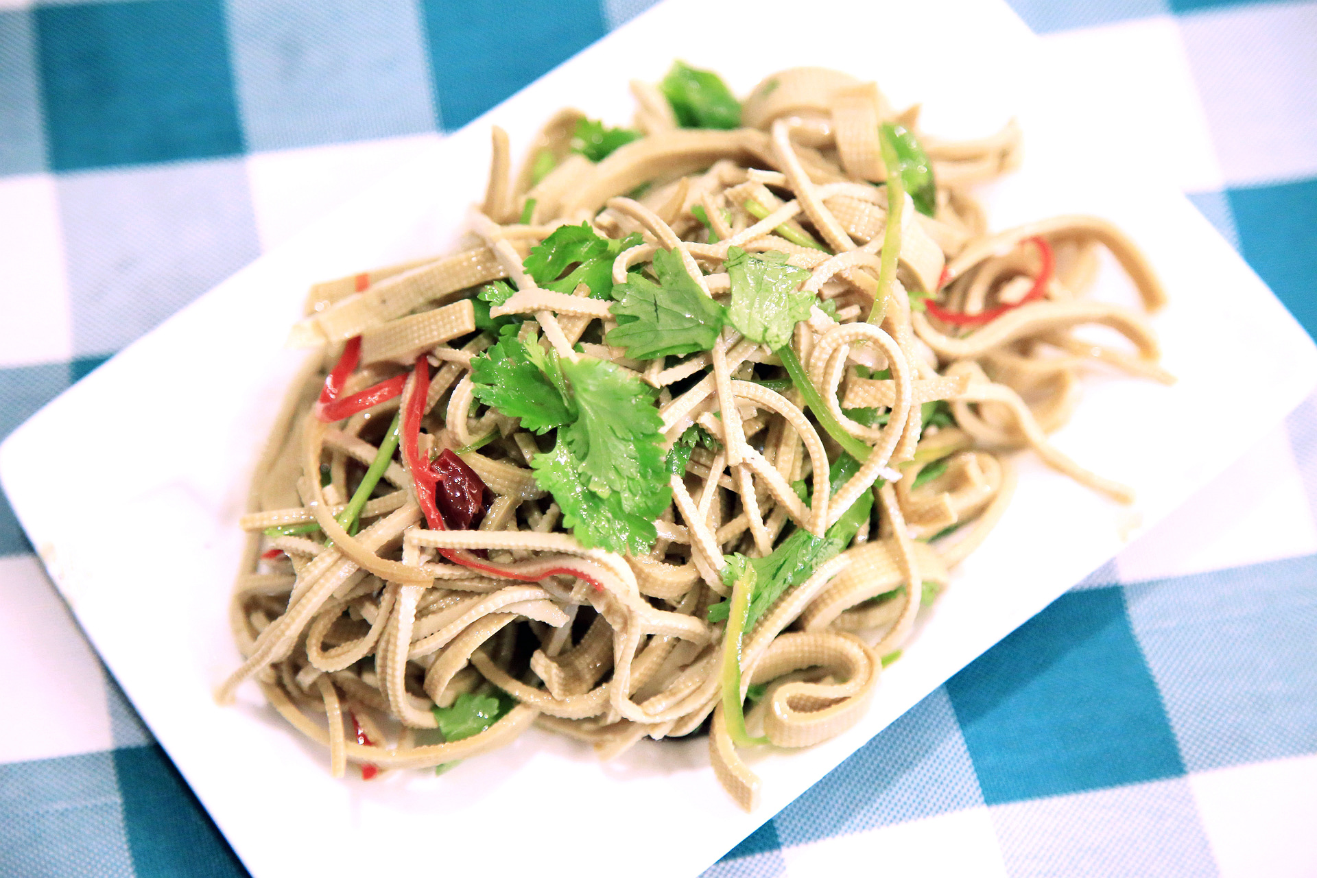  p>凉拌豆腐丝,是以黄色柿子椒,豆腐皮为原料制作的一道菜品. /p>