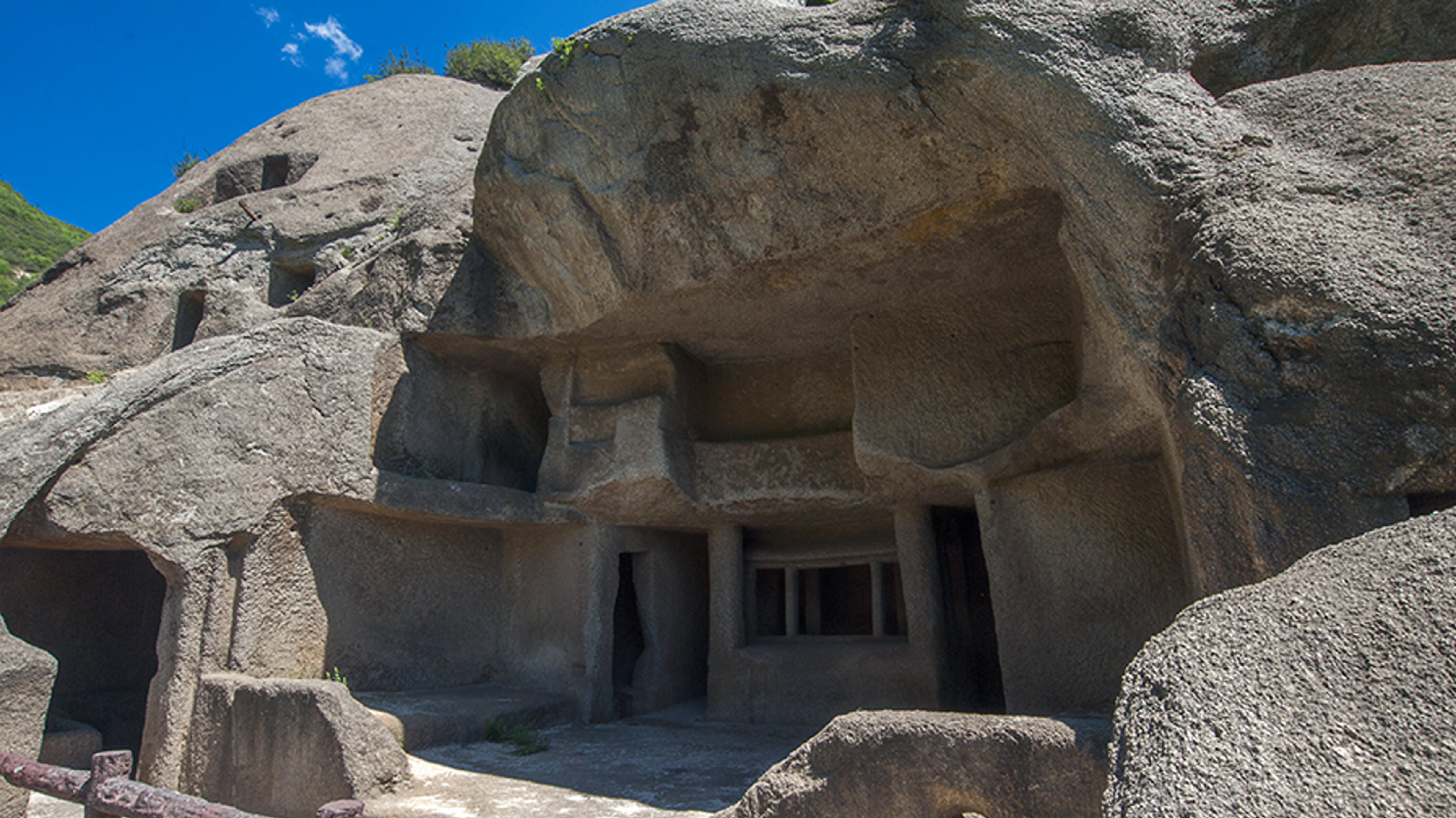  p>延庆古崖居,位于北京市 a target="_blank" href="/item/延庆区