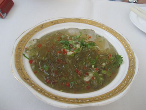 牛毛菜,将它晒干后上锅熬7—8小时,再过滤,晾凉后切成条形便成海凉粉