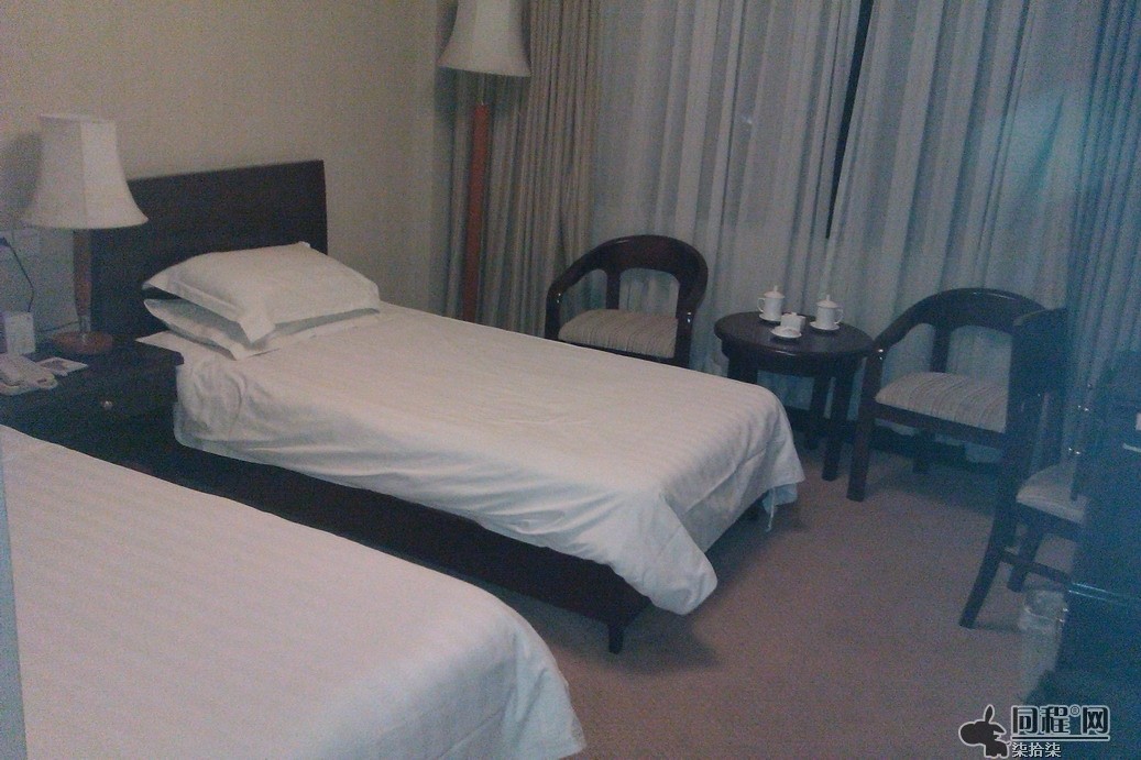 山东省即墨经济开发区,总建筑面积2万多平方米,酒店东临烟青一级路;西