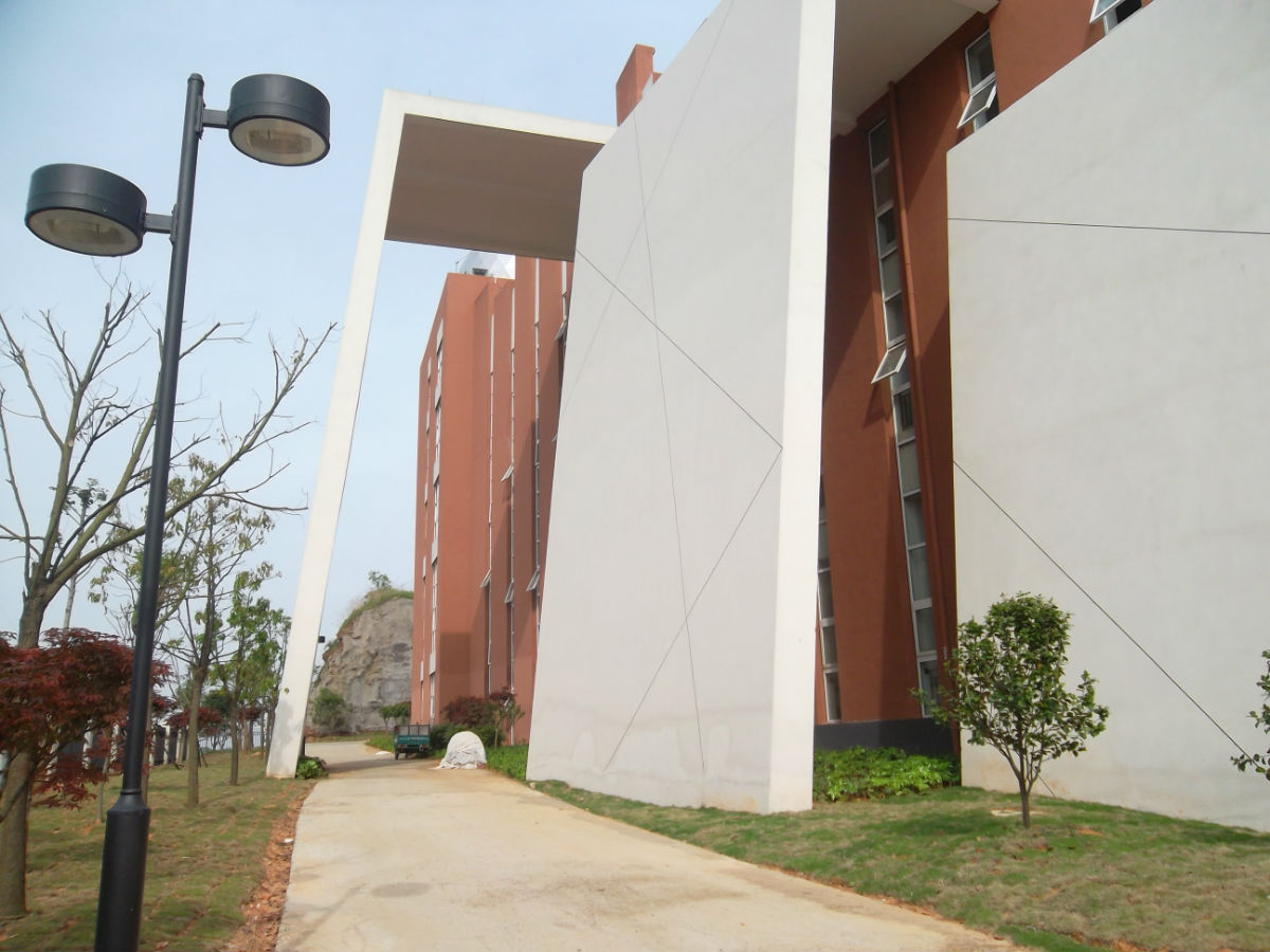  p>金华市第六中学,简称金华六中,创办于1974年,是市教育局直属的省