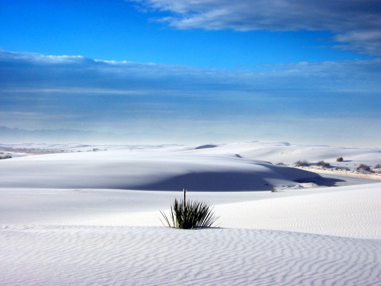  p data-id="gnwtqwf60t">中国白沙滩所以得名是因为细白如银的沙滩