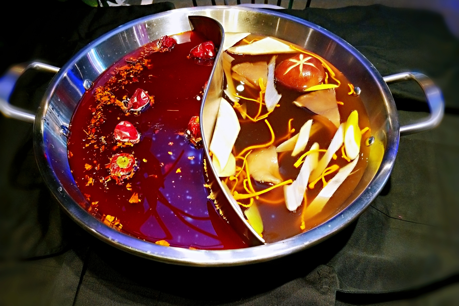 潮辣矿泉水火锅致力于推进食品安全为己任,以自己能吃,父母能吃,孩子