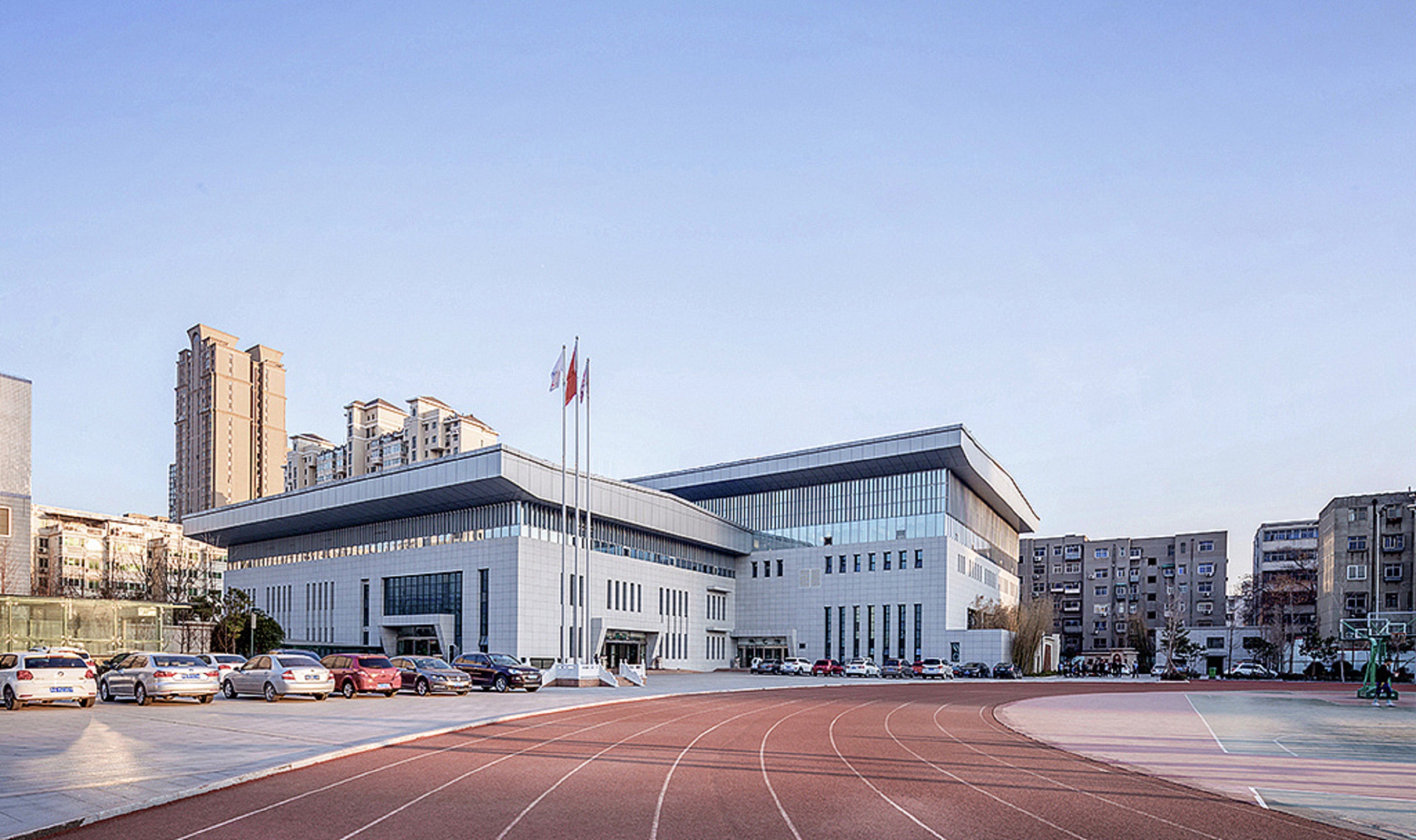 初名为"郑州市第一完中",1958年更名为"郑州市第十九中学",是郑州市