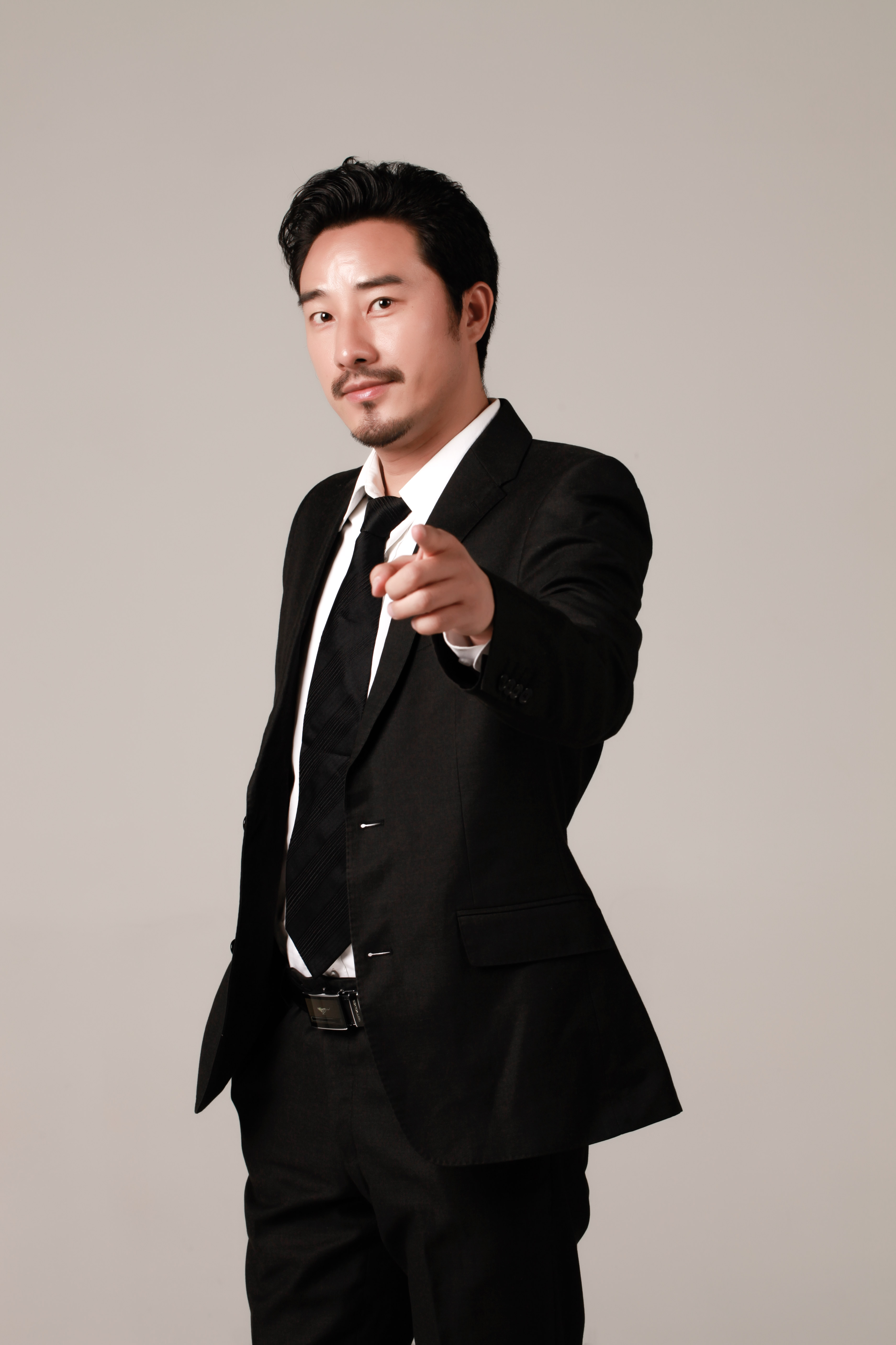 葛袁亮共同执导,<a target="