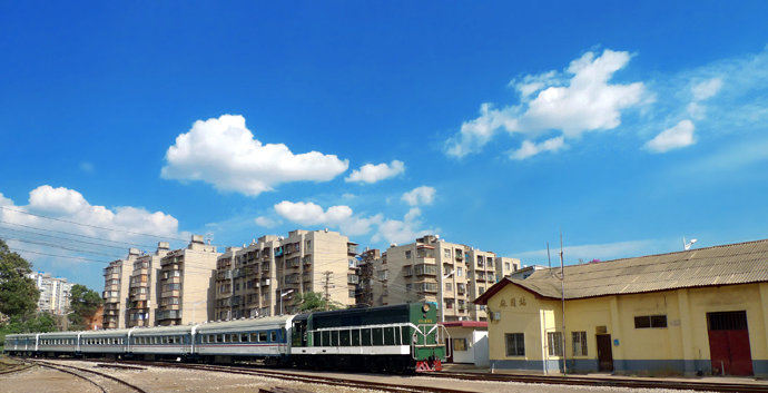  p>麻园站(mayuan railway station),原名昆明西站,1964年成昆铁路