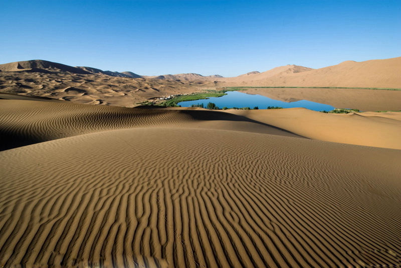 位于新疆南疆的塔里木盆地中心,是中国最大的沙漠