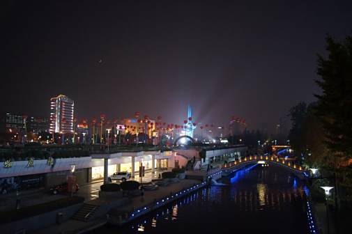 <p>护城河