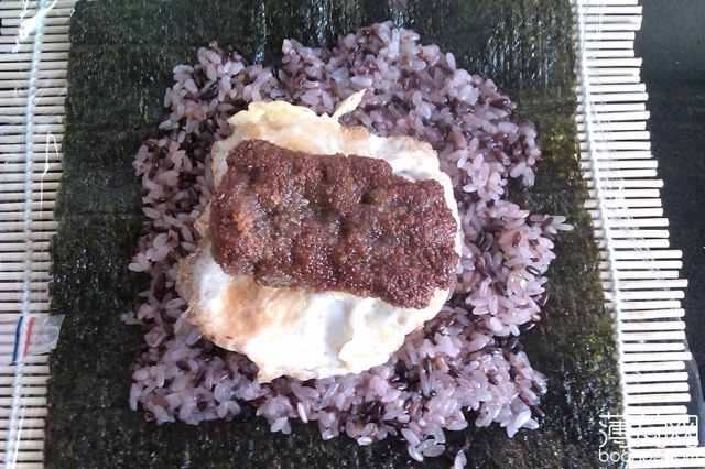  p>健康美味的营养彩色饭团是一道菜品,主料是白糯米,血糯米和黑米