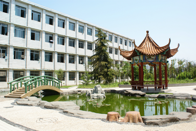  p> a target="_blank" href="/item/江西省萍乡市芦溪中学/5209621"