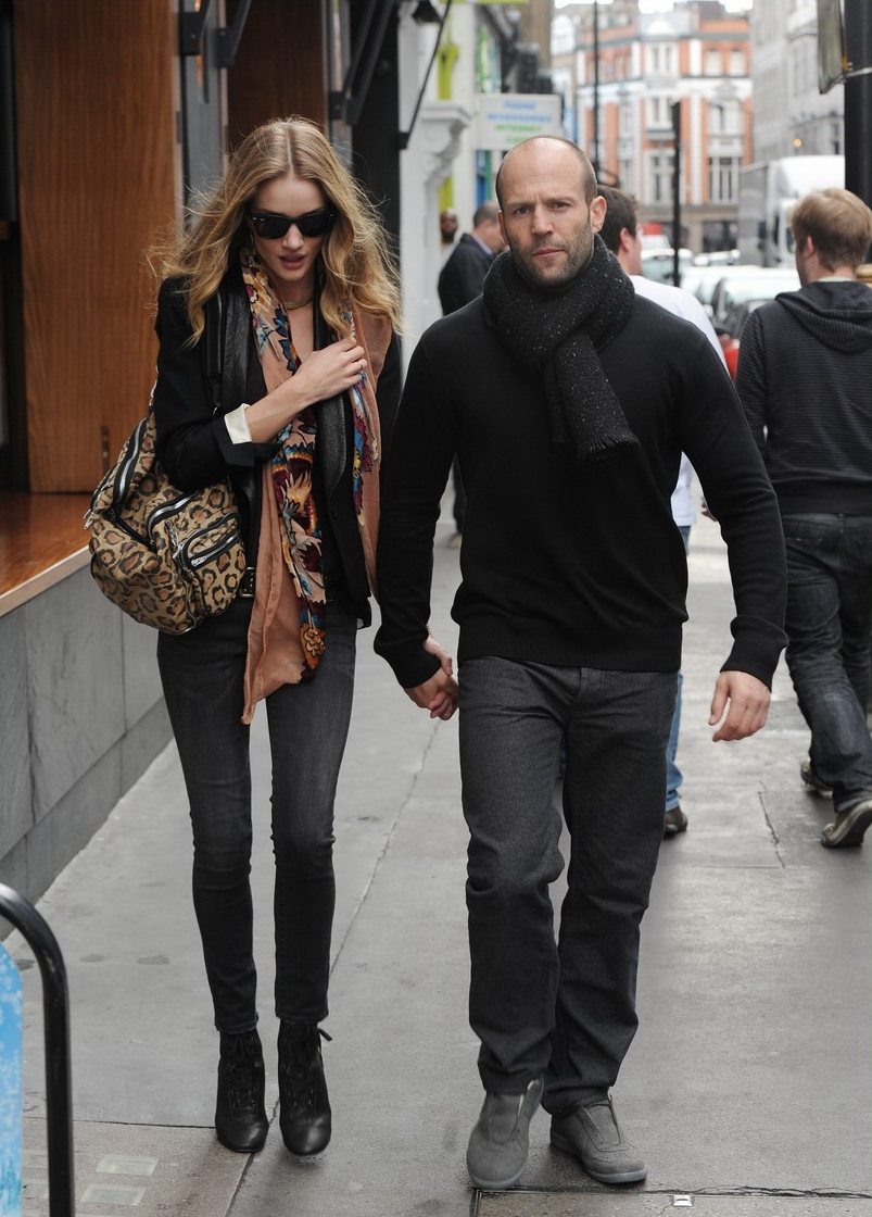  p>杰森·斯坦森(jason statham),1967年7月26日出生于英国伦敦,英国