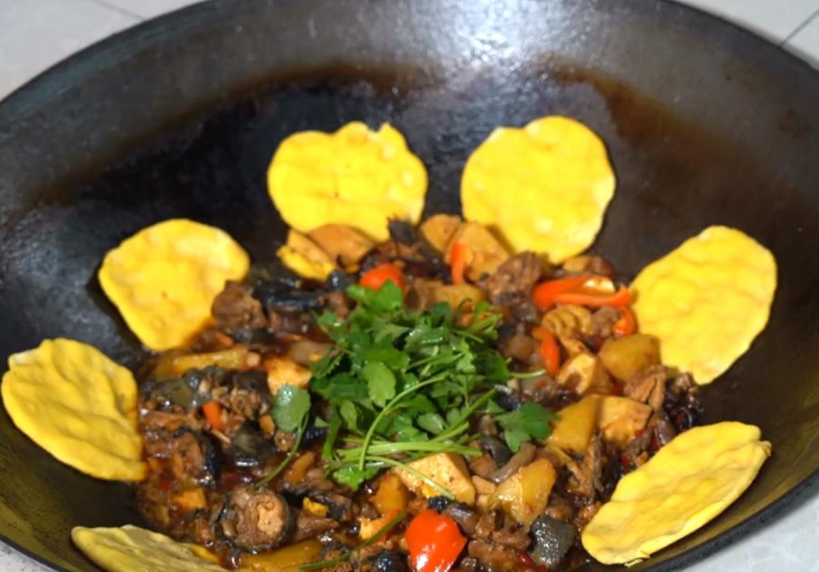 乡村土灶柴火鸡