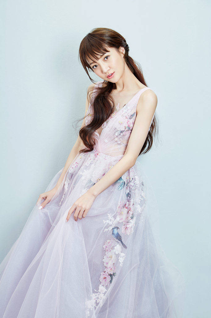 雅文(艺名游游),出生于湖南长沙,毕业于香港演艺学院,中国香港女演员