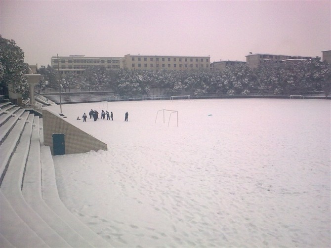  p data-id="gnwlooq66v">洞口三中坐落在文化底蕴深厚的湖南名镇