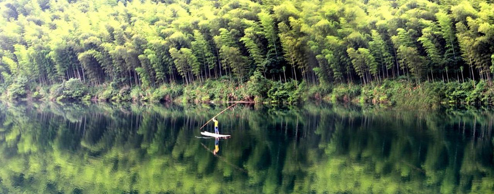  p>竹海,由漫无边际的竹林组成,四周青山环抱,湖水常年清澈如镜,水在