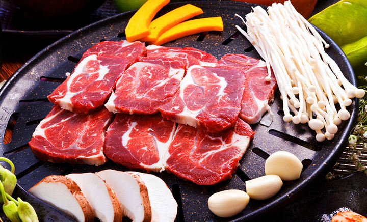  p>韩式烤肉是一道菜品,制作原料主要有正宗韩式烧烤腌料,牛肉,料酒等