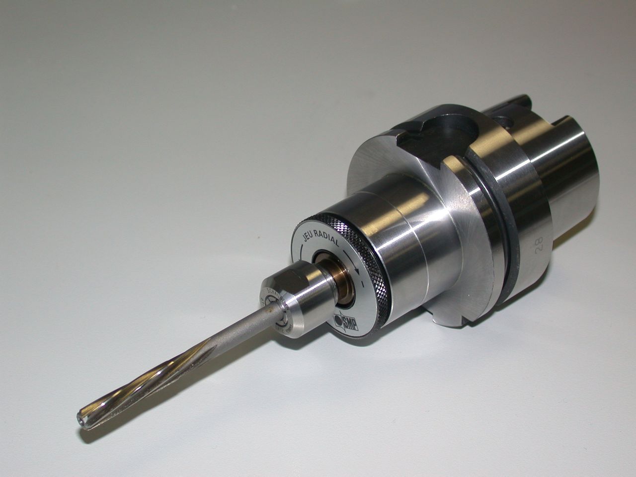 浮动铰刀刀柄采用一种特殊设计的机构,使得刀柄可以在平行于轴向内