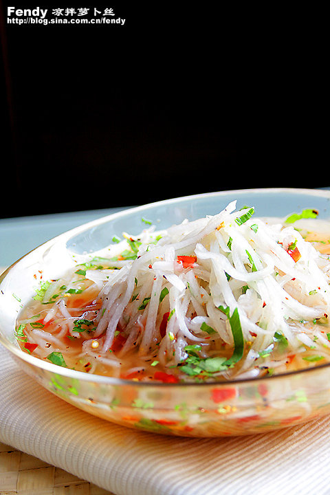  p>凉拌白萝卜是一道菜品,主料是白萝卜,配料是香菜,红椒等,调料为