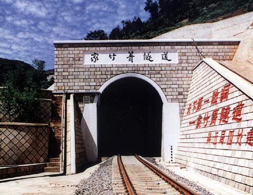  p>南昆铁路(nanning-kunming railway),简称南昆线,是一条连接广西
