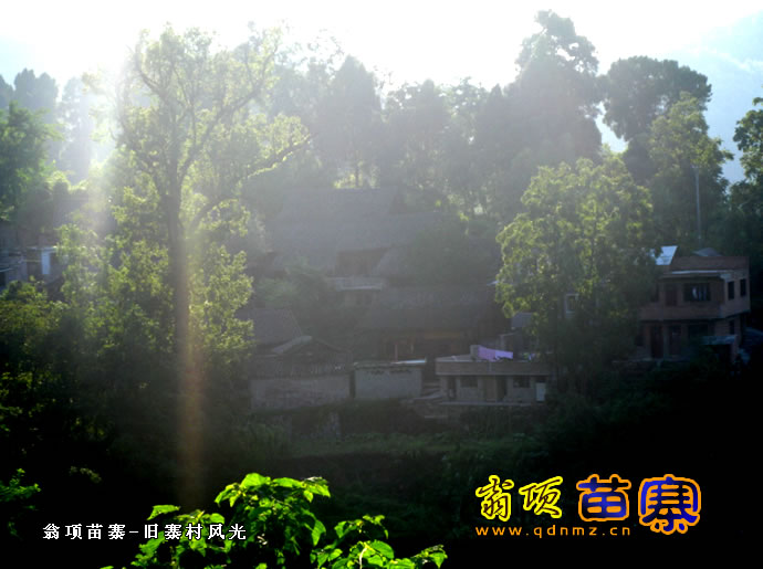  p>翁项苗寨位于凯里市旁海镇,距凯里市有约12公里(旁海镇与凯里市的1