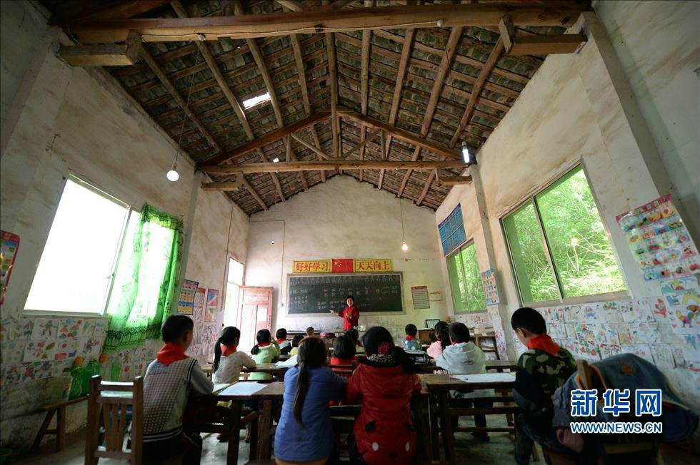  p>四川省仪陇县炬光乡雷鸣村小学有16名学生,73岁的梁淑敏是这所村小