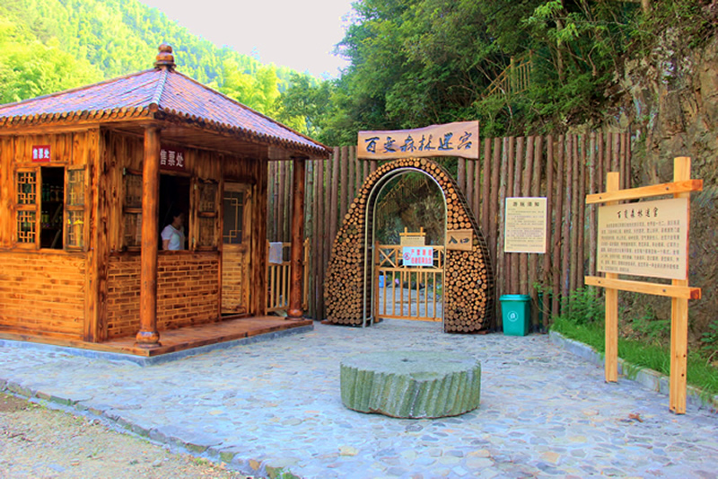 黄石洞生态漂流毗邻王首道故居,位于湖南省浏阳市张坊镇上洪社区杨