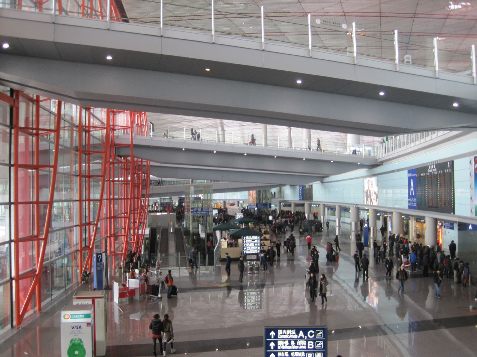  p>北京首都国际机场3号航站楼,建筑面积90多万平方米,新增机位99个