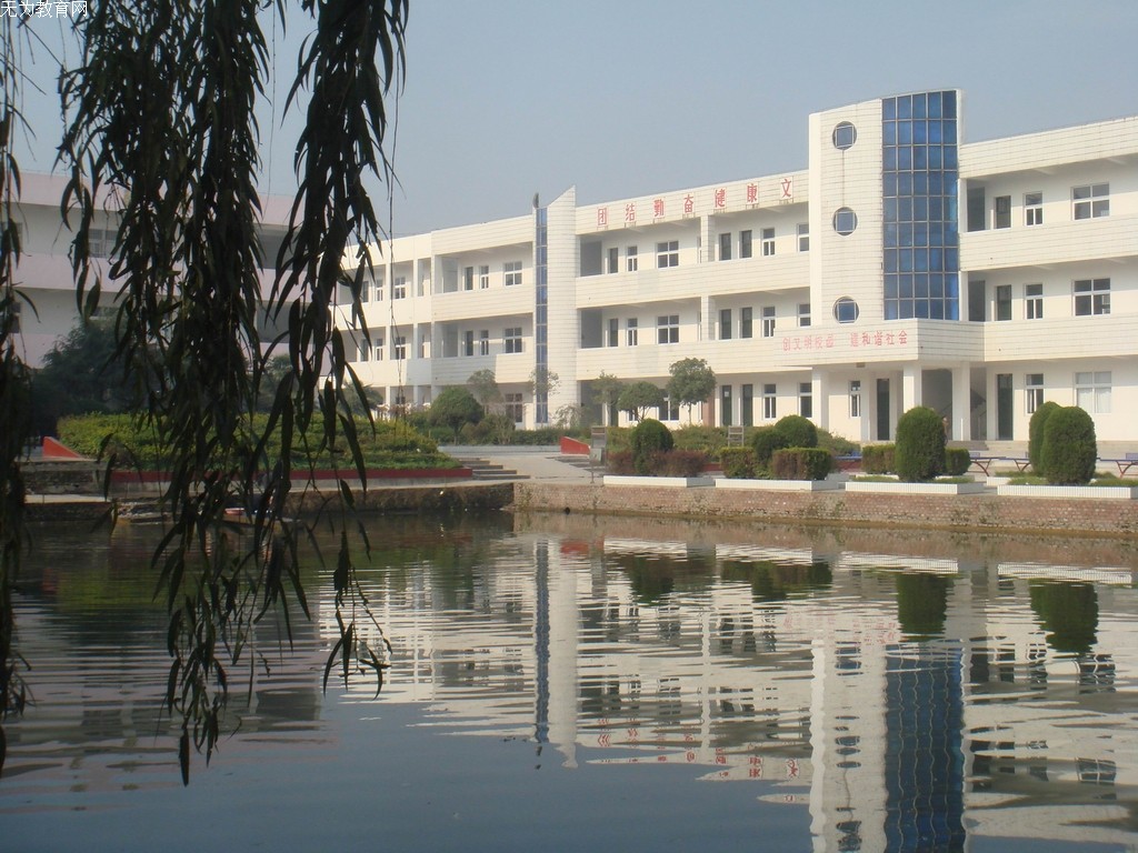  p>汤沟镇地处无为东部,北枕漕河,南濒长江黄金水道,东与芜湖市隔江