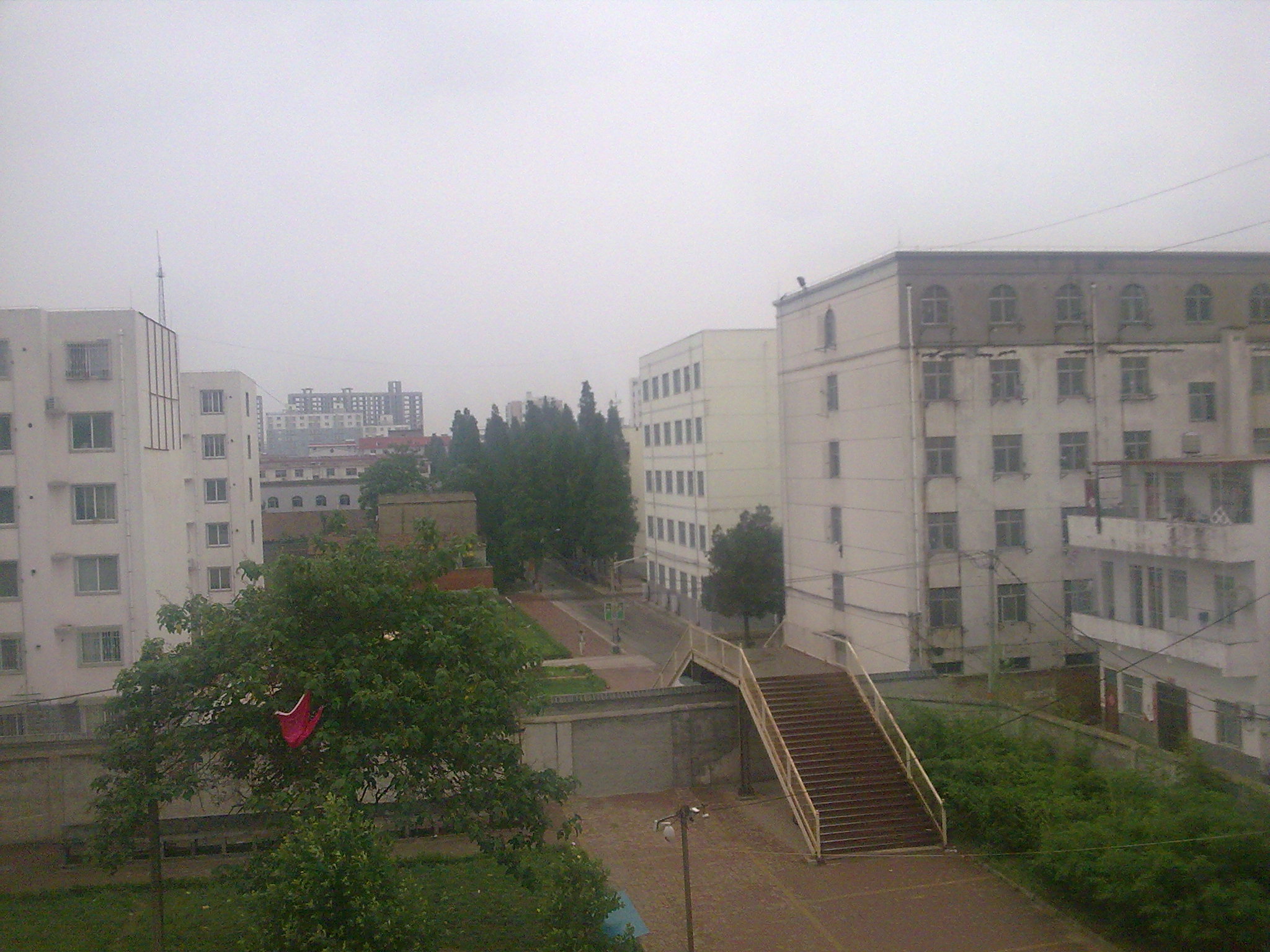  p>上蔡第一高级中学创建于1952年,简称上蔡一高,是一所历史悠久,环境