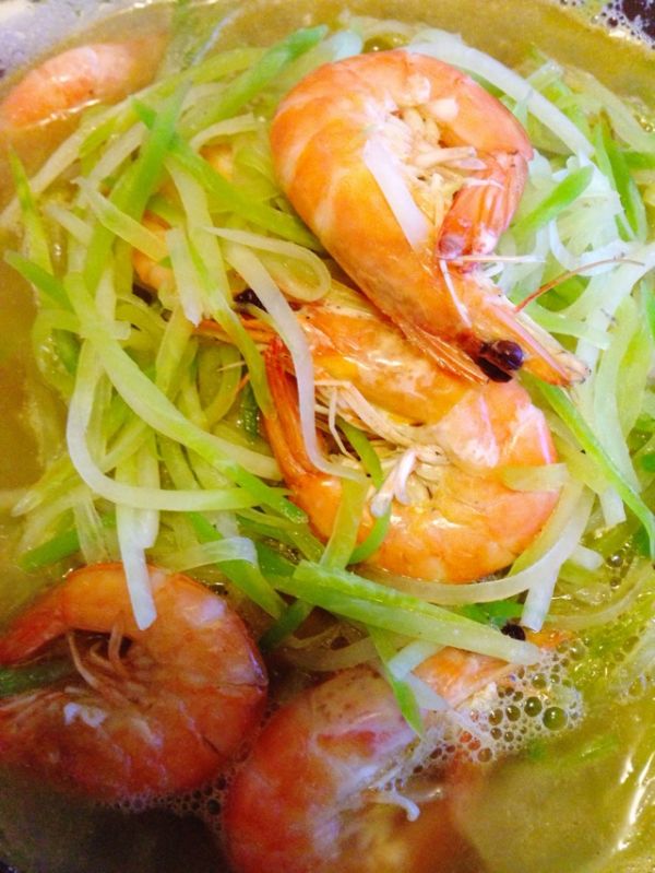  p>萝卜丝炖大虾是中国鲁菜菜系中很有特色的菜式之一,以对虾,青萝卜