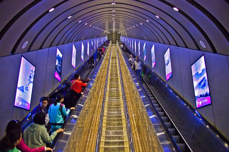 天门山穿山电梯