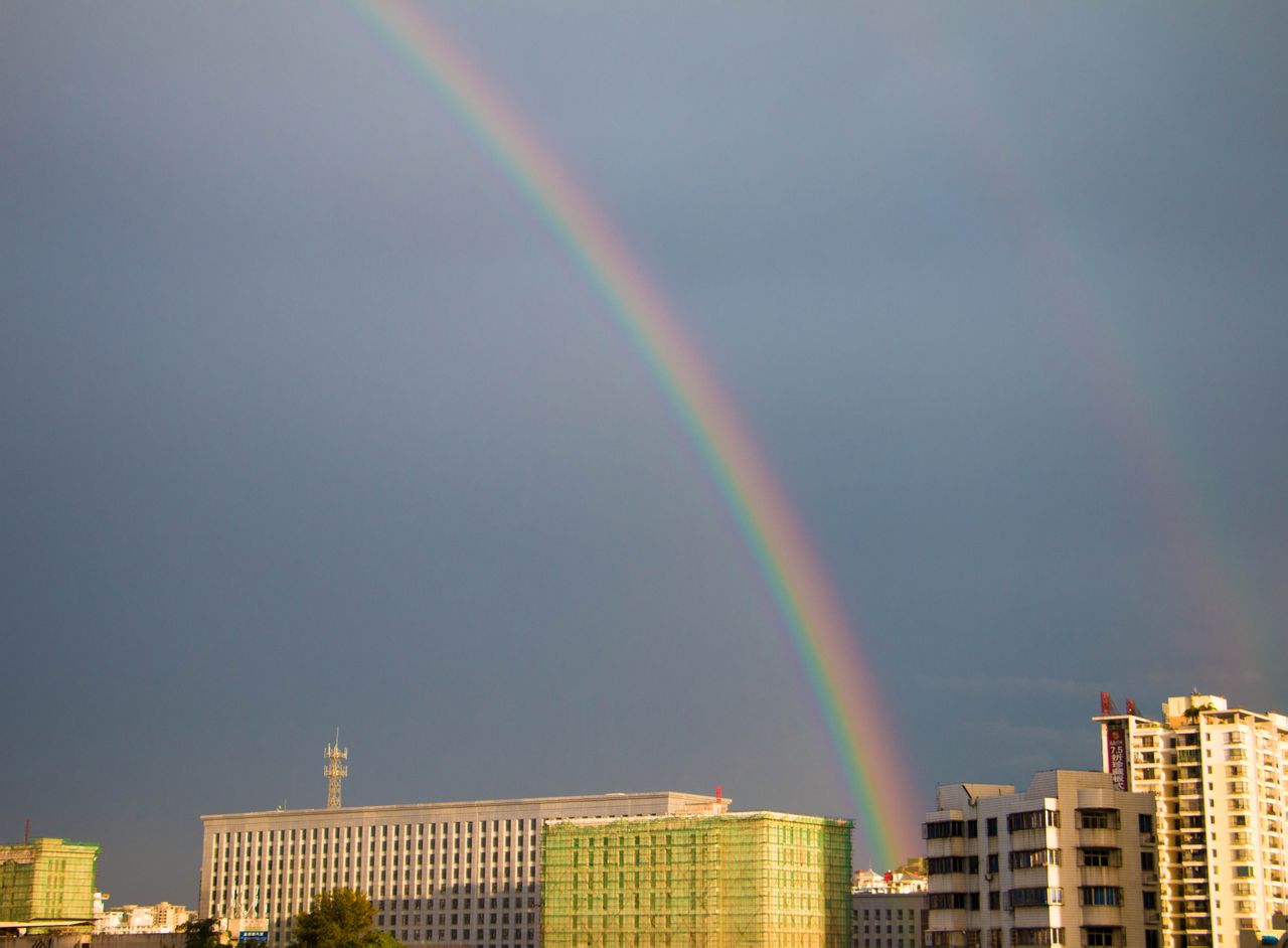 内进行两次反射后形成的特殊现象,在原彩虹的外围出现一条直径稍大
