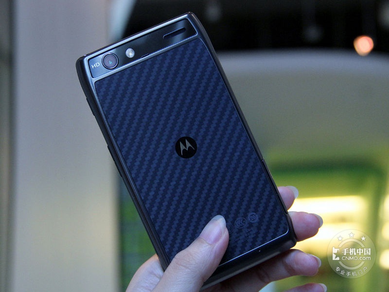 而超薄机身则是该机最大的亮点,作为全球最薄之一的智能手机,摩托罗拉