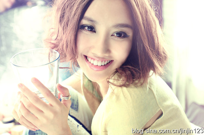  p>唐宁,1987年3月10日出生于四川省巴中市,中国内地女歌手,演员,毕业