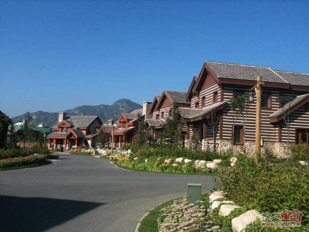  p>原乡美利坚位于延庆古崖居西侧,三面环山,南临官厅水库,地形覆盖