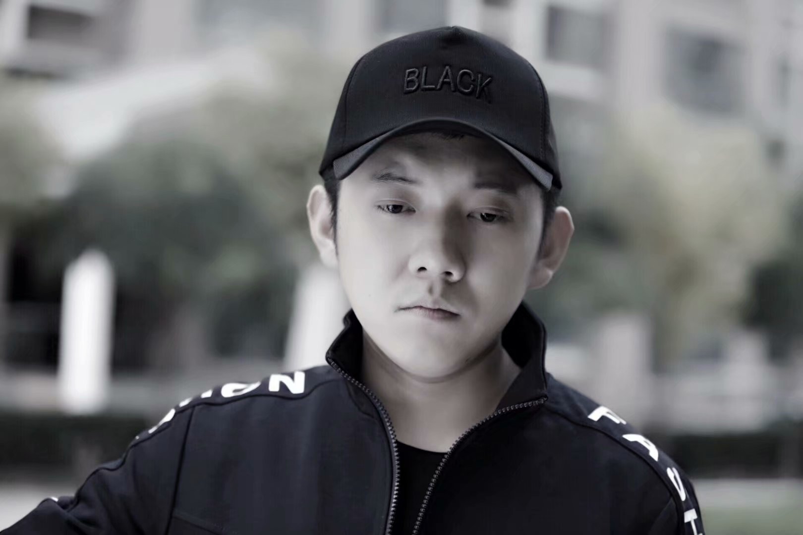  p>殷杰,02月26日出生于山西省怀仁县,现居山东烟台,影视演员,导演