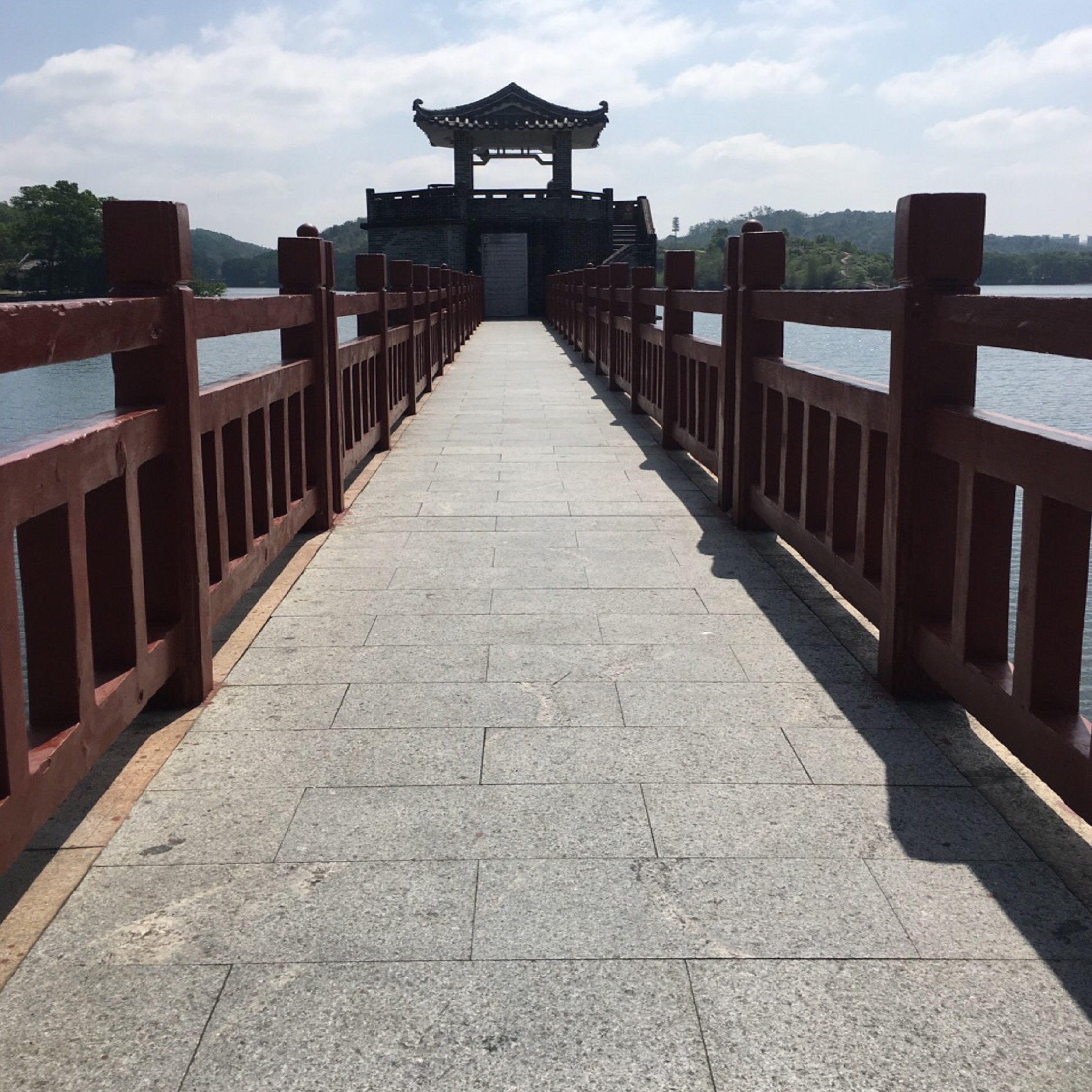 lemmaid="9088357">红花湖 /a>位于惠州市区西南侧的龙丰上排大石壁