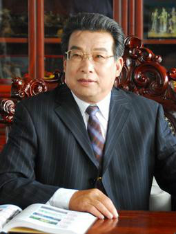 1948年出生,现任玲珑集团董事长.