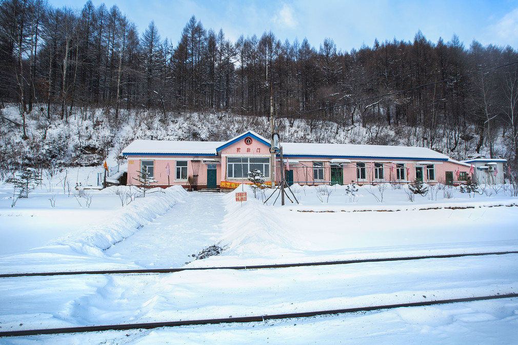  p>松岭站隶属于 a target="_blank" href="/item/中国铁路沈阳局集团