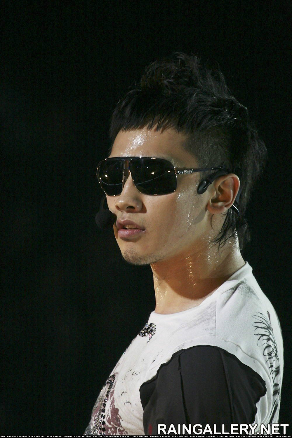  p>郑智薰(rain),1982年6月25日出生于韩国首尔,韩国流行男歌手,演员