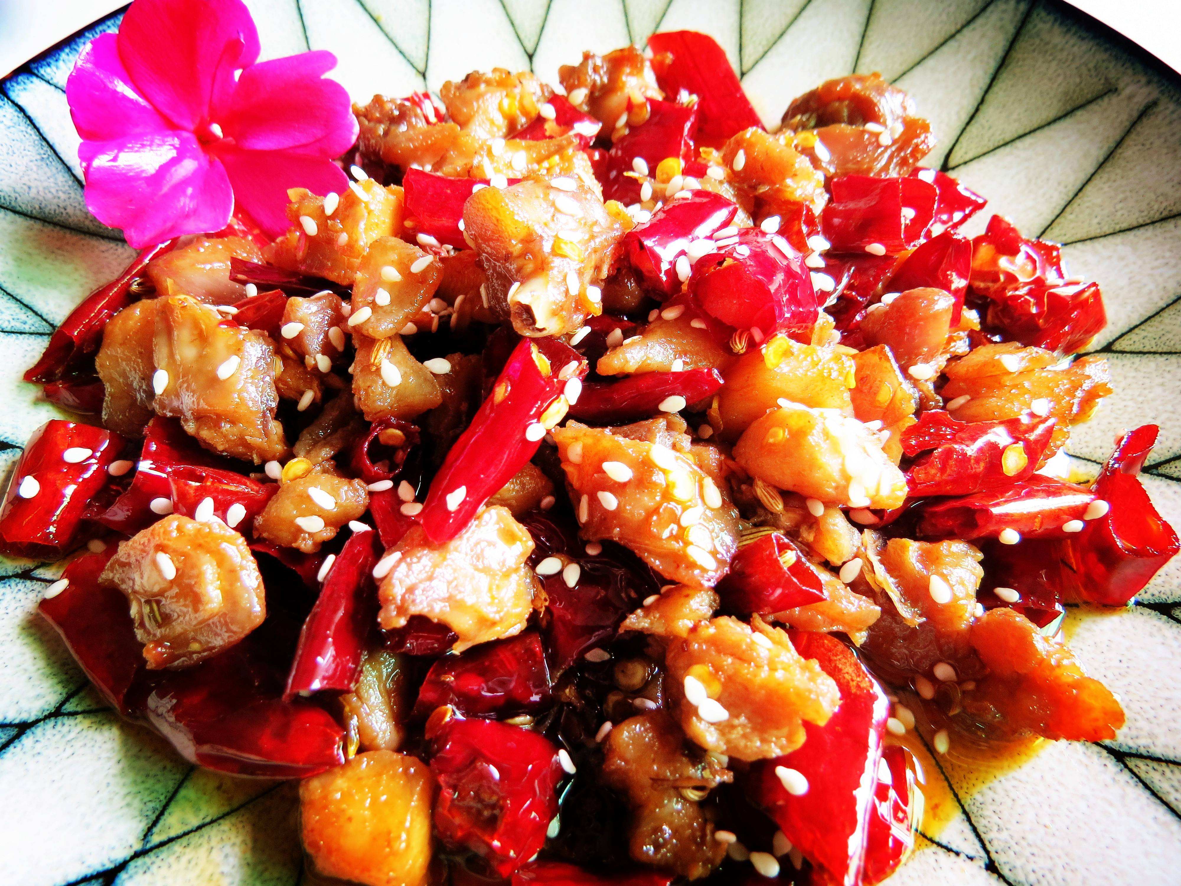 冷吃兔又名香辣兔,是自贡民间传统美食,迄今有百年历史,是自贡盐帮菜