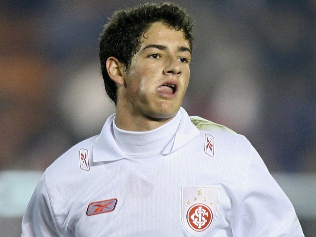  p>亚历山大·帕托(alexandre pato),全名亚历山大·罗德里格斯·达