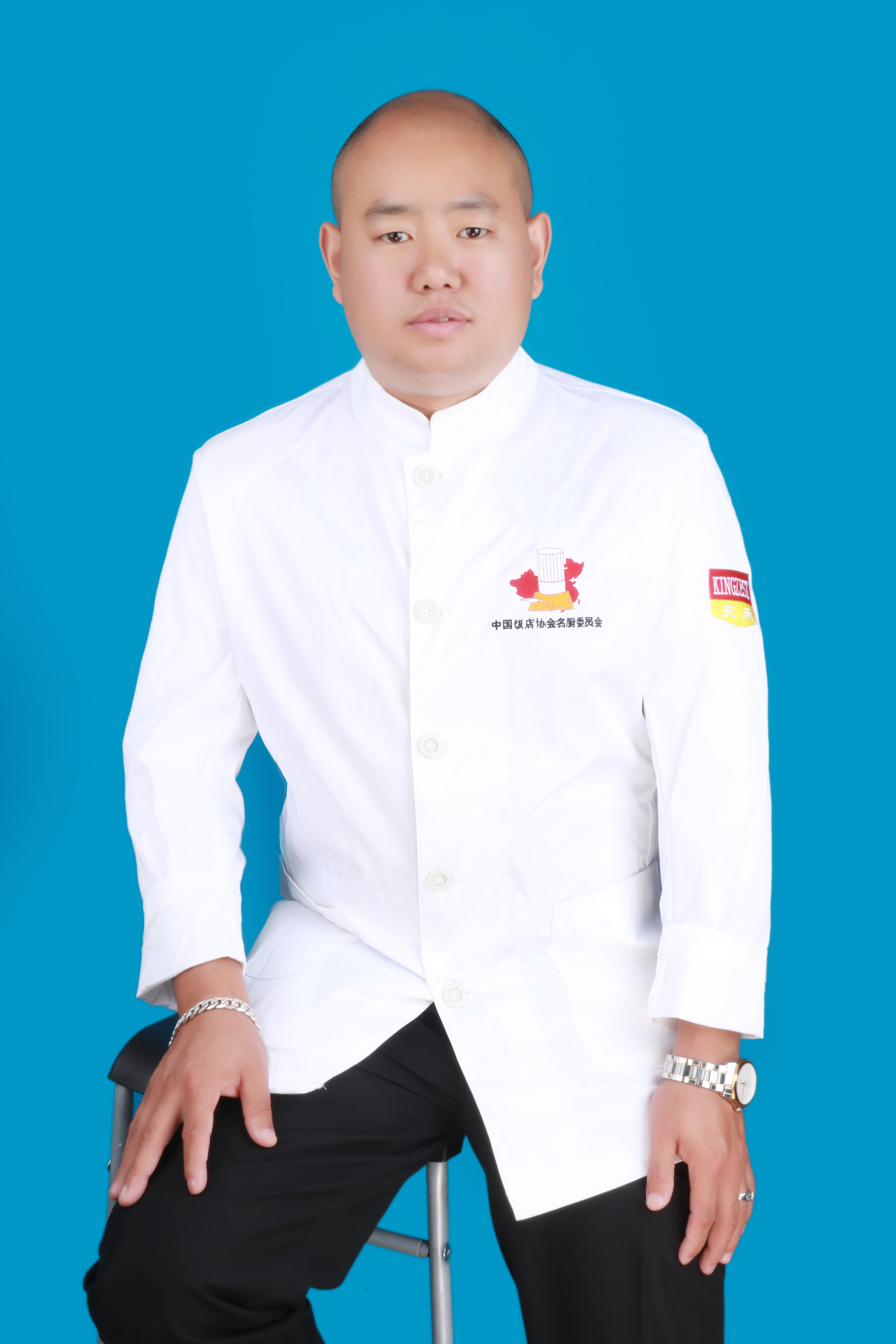 市武隆区人,毕业于湖北工贸专修学院,大专,中共党员,重庆优秀厨师长