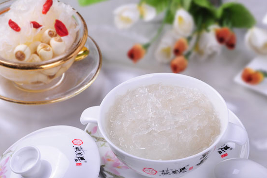 以燕窝,银耳,莲子为主料,冰糖,水适量,大火煮开即可. /p>