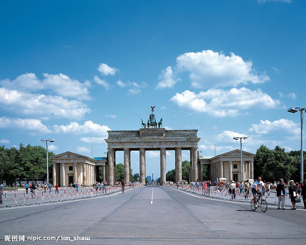  p>勃兰登堡门(德语:brandenburger tor;英语:brandenburg gate),位于