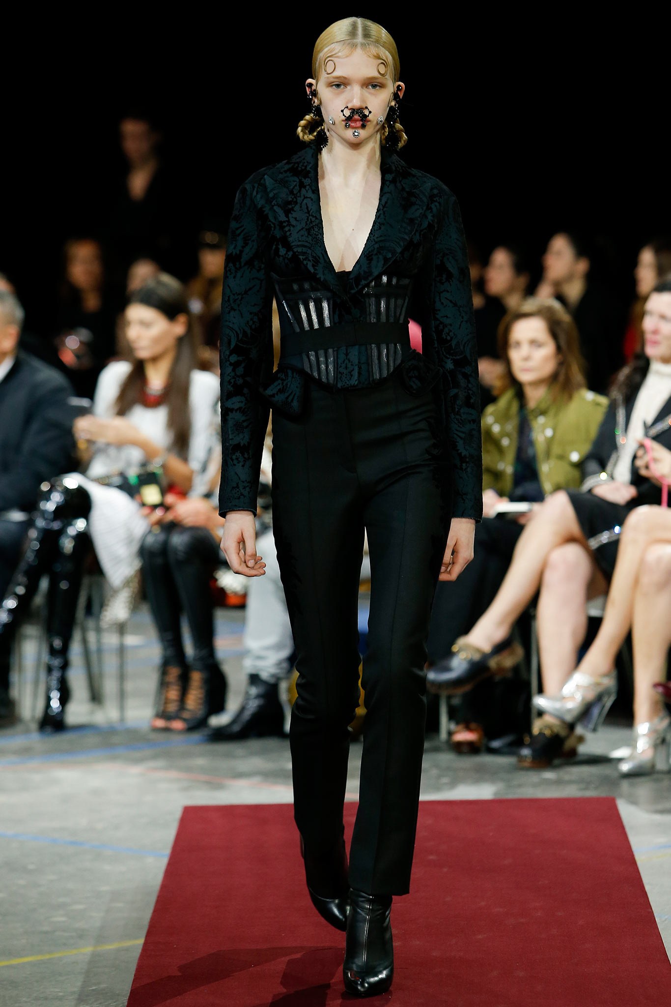 data-lemmaid="1173384">法国的高奢时装品牌,优美,简洁,典雅是