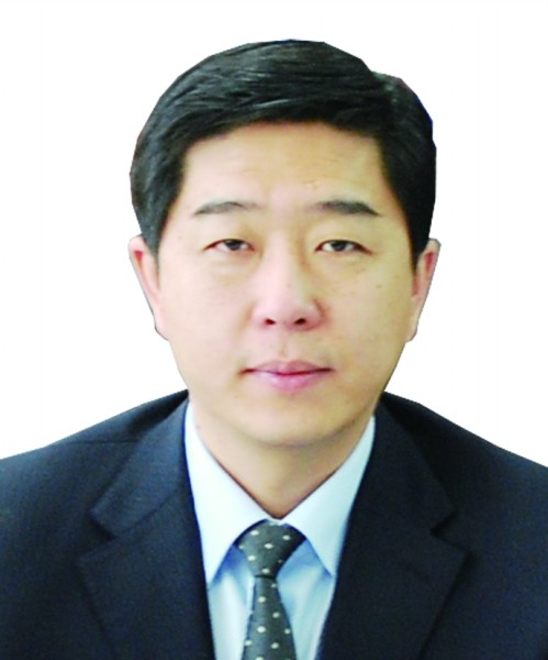  p>鄂宏达,男,满族,1973年1月生,辽宁凤城人,1994年7月参加工作,1992