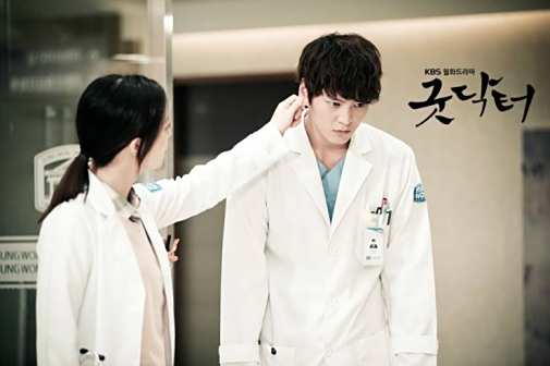 《good doctor》中饰演朴施温（右）